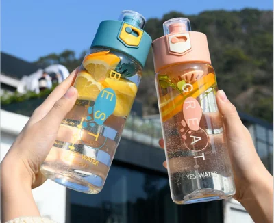 Ventas al por mayor, 700 ml, personalización, BPA, colador de té de plástico, botella deportiva, botella de agua con infusor de frutas